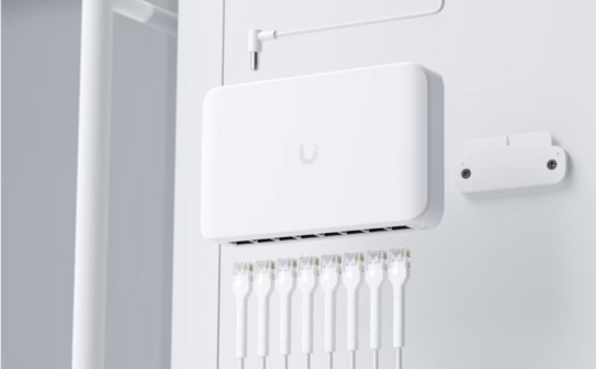 UniFi USW Lite 8 PoE 07